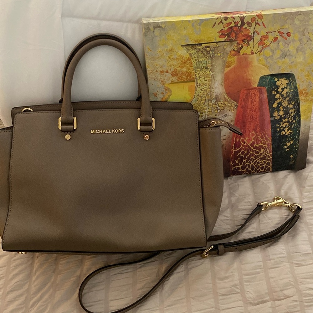 ⭐️Michael Kors Taupe Satchel —EUC